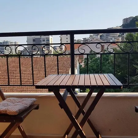 Cozy In Center With Mountain Views Budua