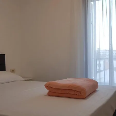 Cozy In Center With Mountain Views Appartamento